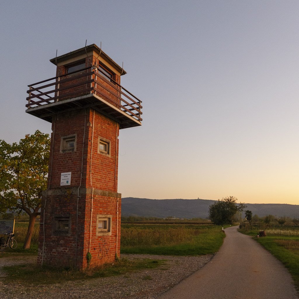 La torre di guardia di Vrtojba: il più piccolo museo della Slovenia.
In bicicletta lungo il confine.
