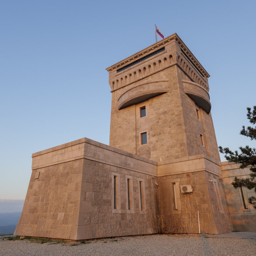 La torre di Cerje, monumento alla pace, uno dei simboli del Carso goriziano.