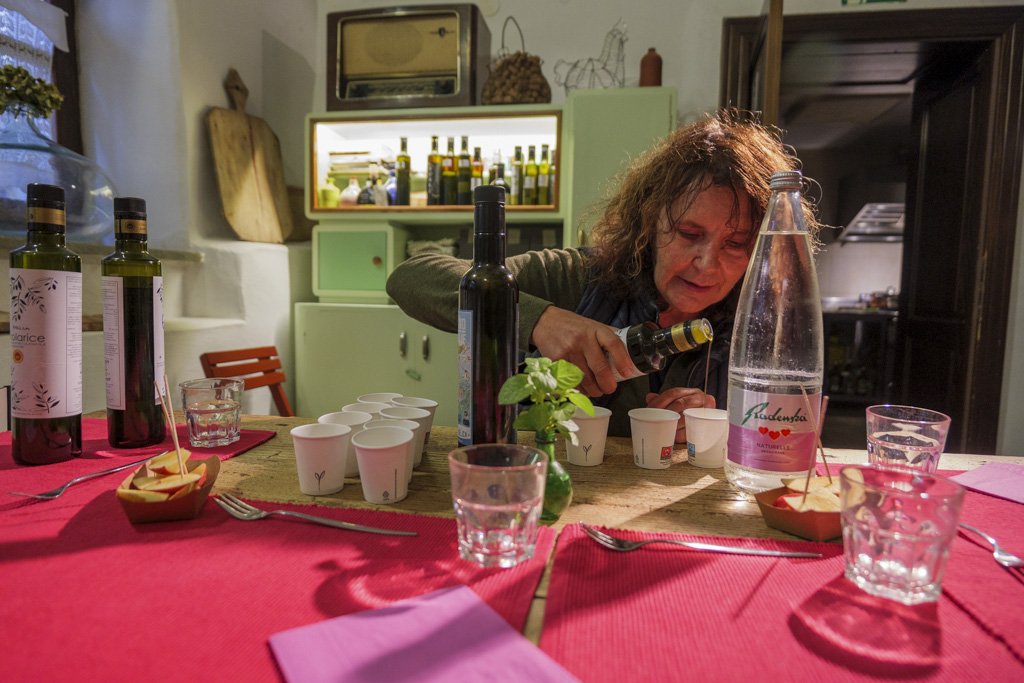 Degustando squisito olio d'oliva all'Oljčni bar di Šmartno.