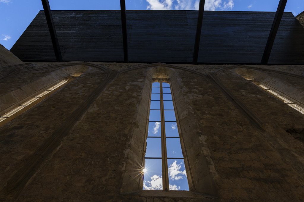 All'interno della chiesa di Žička kartuzija, col tetto sollevato.