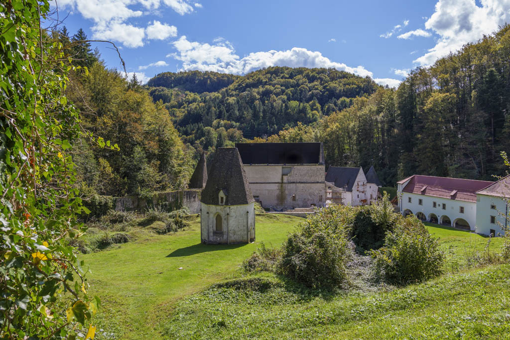 Passeggiando attorno alla Žička kartuzija lungo il percorso tematico.