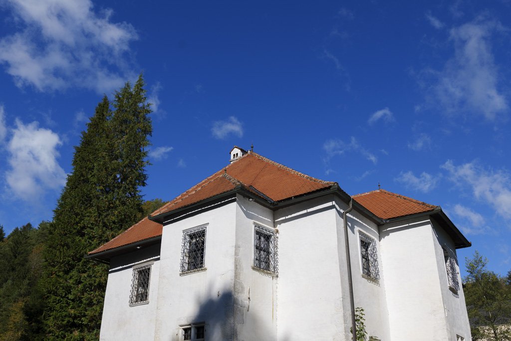 Il Gastuž, la foresteria, è il primo edificio che s'incontra.