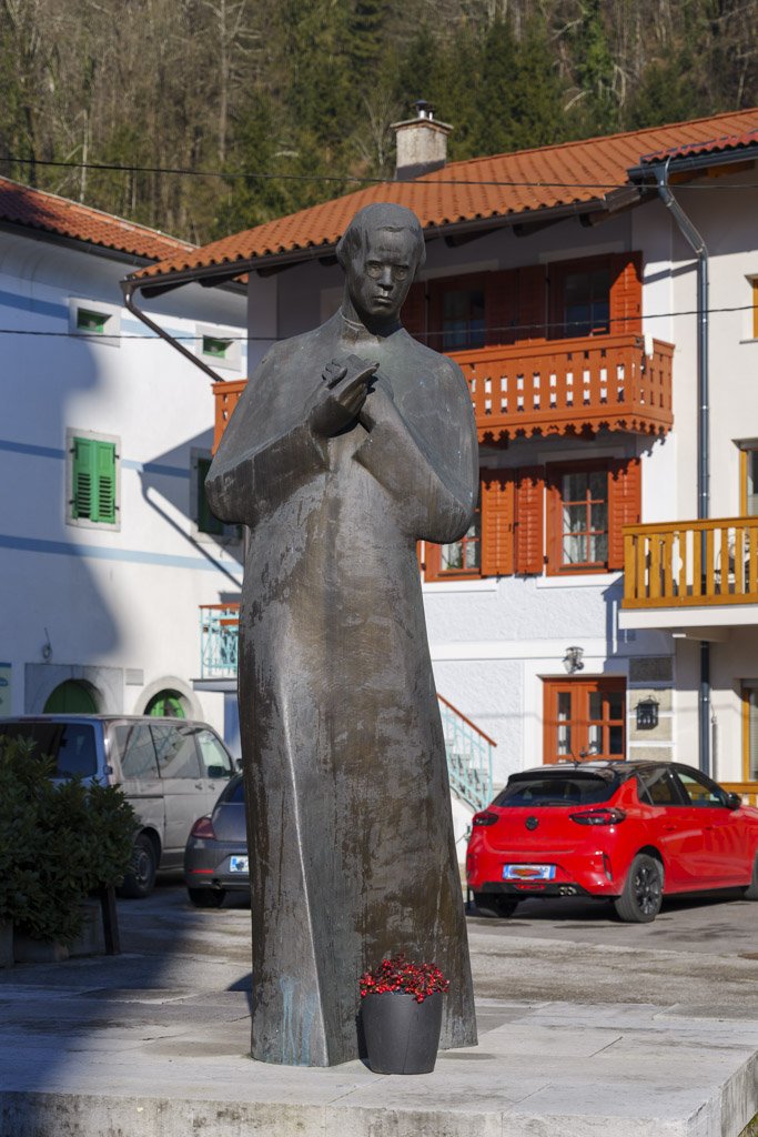 La statua di Simon Gregorčič nel centro di Kobarid.
