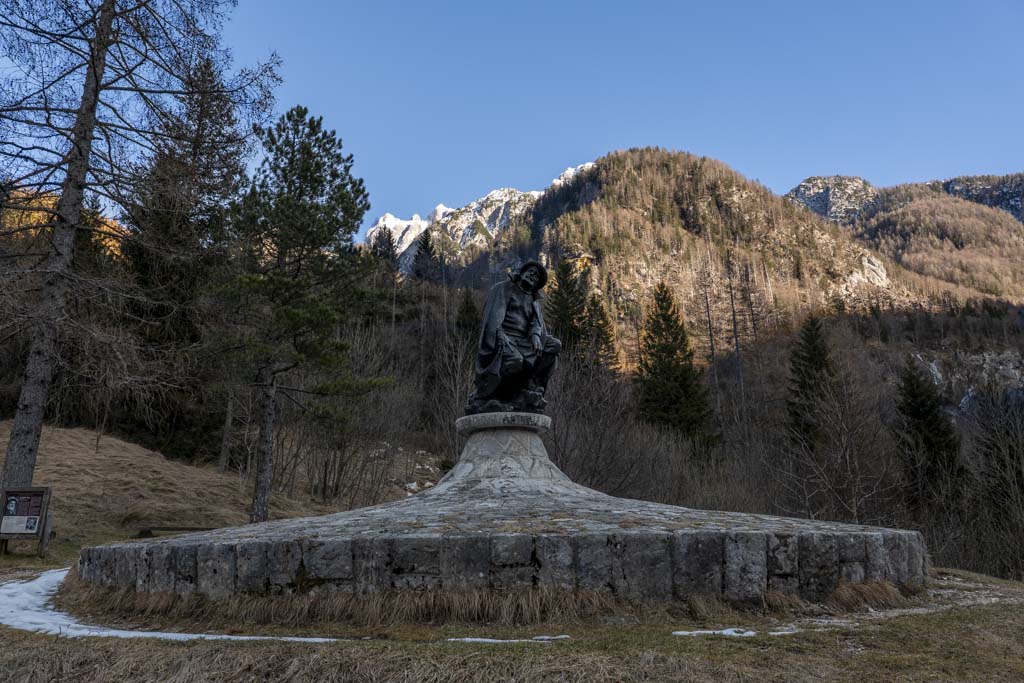 La statua di Julius Kugy a Trenta.