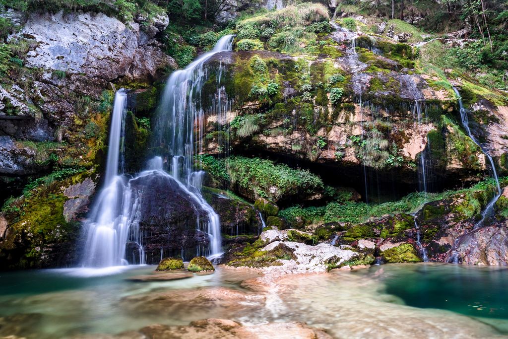 La splendida cascata Slap Virje vicino a Bovec.