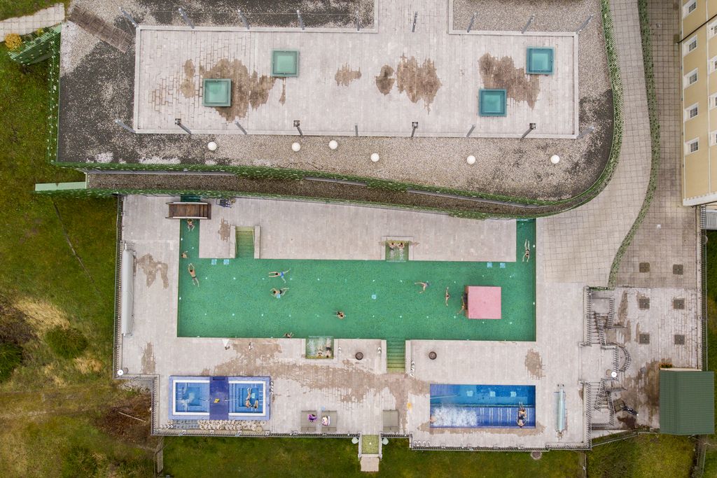 Veduta dall'alto delle piscine esterne delle Rimske terme.