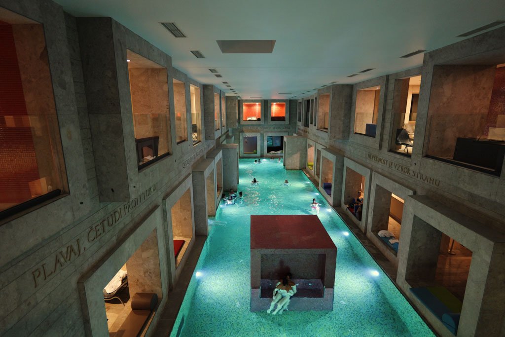 La piscina interna delle Rimske terme.