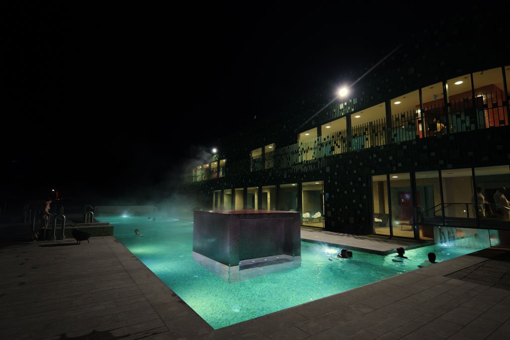 La piscina esterna, in notturna, alle Rimske terme.