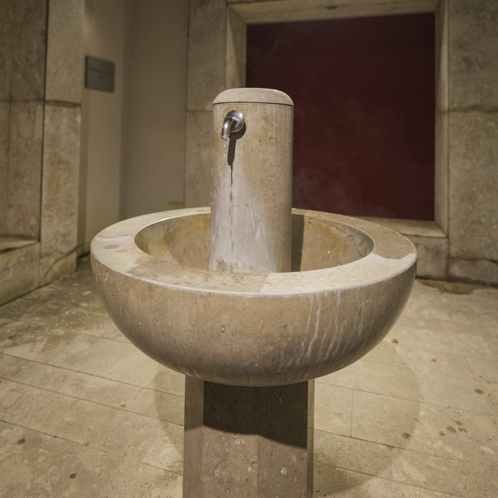 L'acqua termale sgorga da una fontanella presso l'ingresso.