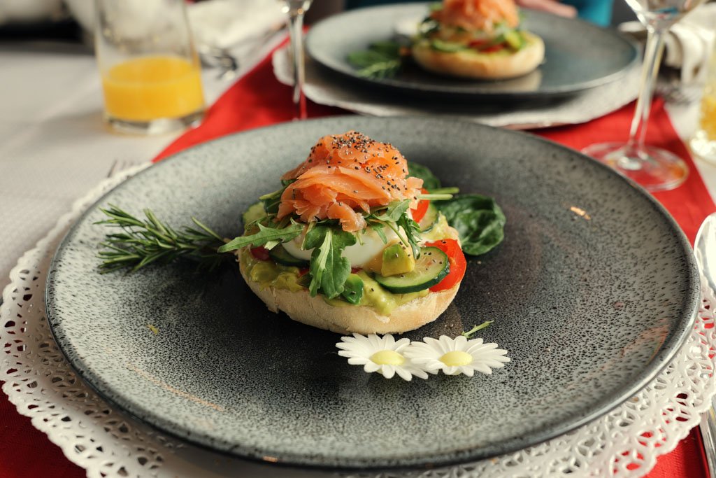 Uno squisito salmone alla colazione Royal.