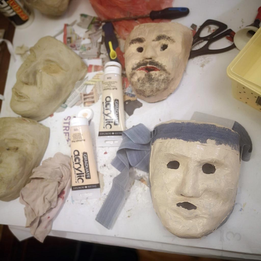La preparazione delle maschere nello studio di Elza Pavšič.