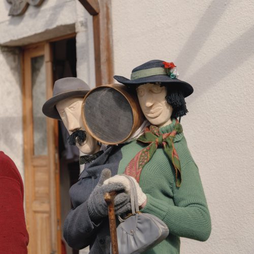 Il "pu 'n pu", mezzo uomo e mezza donna.