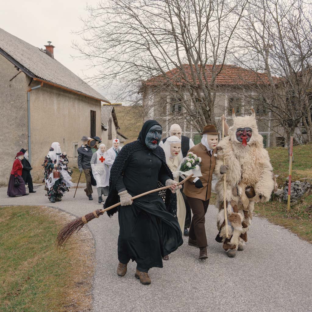 La Pustovka e il Pust guidano il corteo del carnevale.