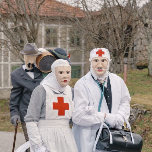 Il medico e l'infermiera. Carnevale Kal nad Kanalom.