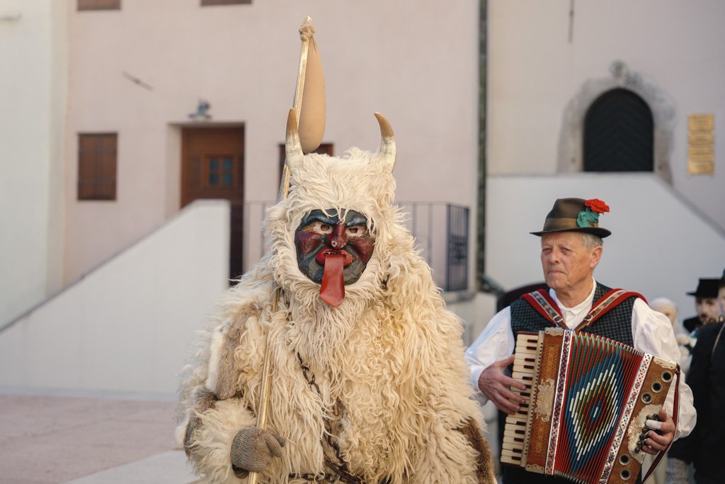 Il "Pust", la maschera simbolo del carnevale di Kal nad Kanalom.