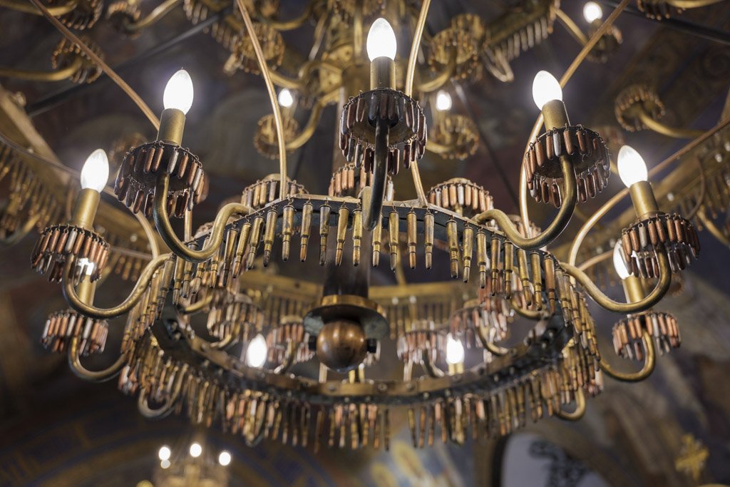 Alla scoperta della Serbia a Belgrado e dintorni 6 Un lampadario fatto di proiettili nella chiesa Ružica a Kalemegdan.
Alla scoperta della Serbia