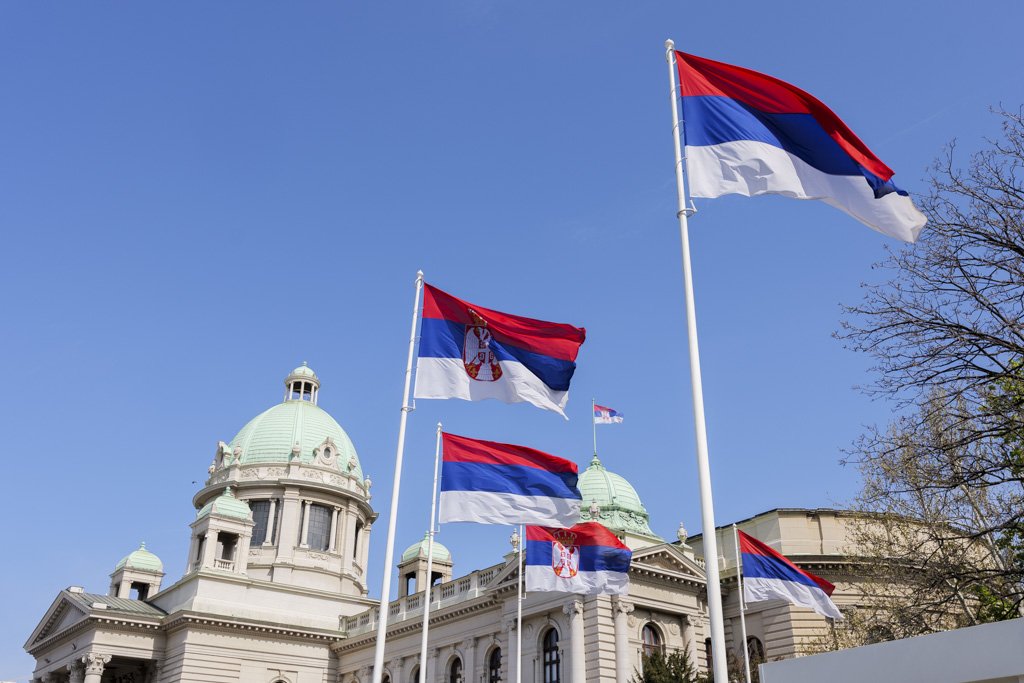 Alla scoperta della Serbia a Belgrado e dintorni 10 Bandiere serbe sventolano davanti alla Narodna skupština, il parlamento.
Alla scoperta della Serbia.