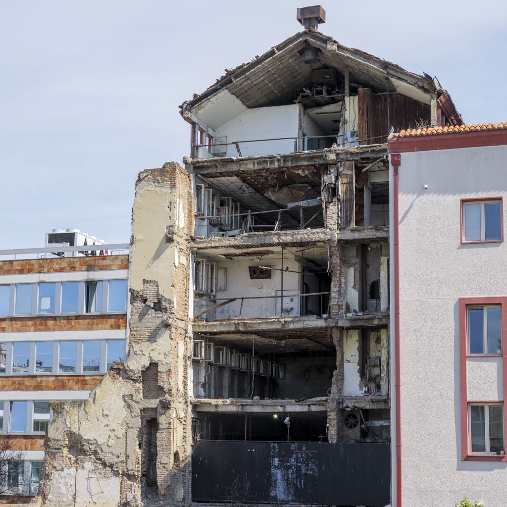 Alla scoperta della Serbia a Belgrado e dintorni 12 Un tragico monumento alla guerra: il palazzo della TV squarciato dai bombardamenti.
Alla scoperta della Serbia.