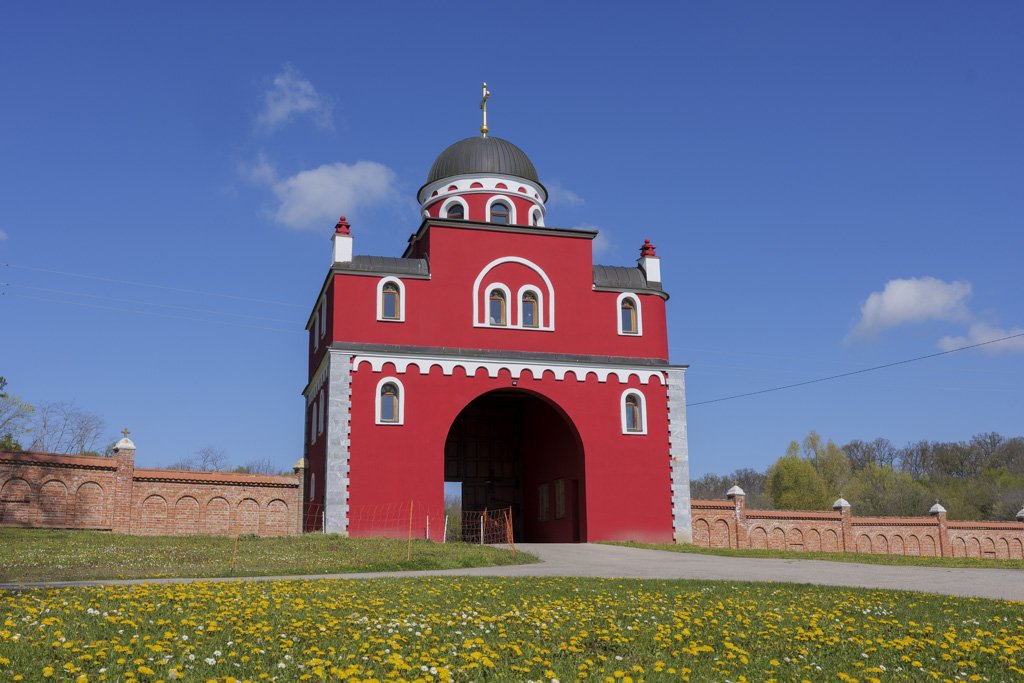 Alla scoperta della Serbia a Belgrado e dintorni 37 La porta d'ingresso al complesso del monatero di Krušedol.
Alla scoperta della Serbia.