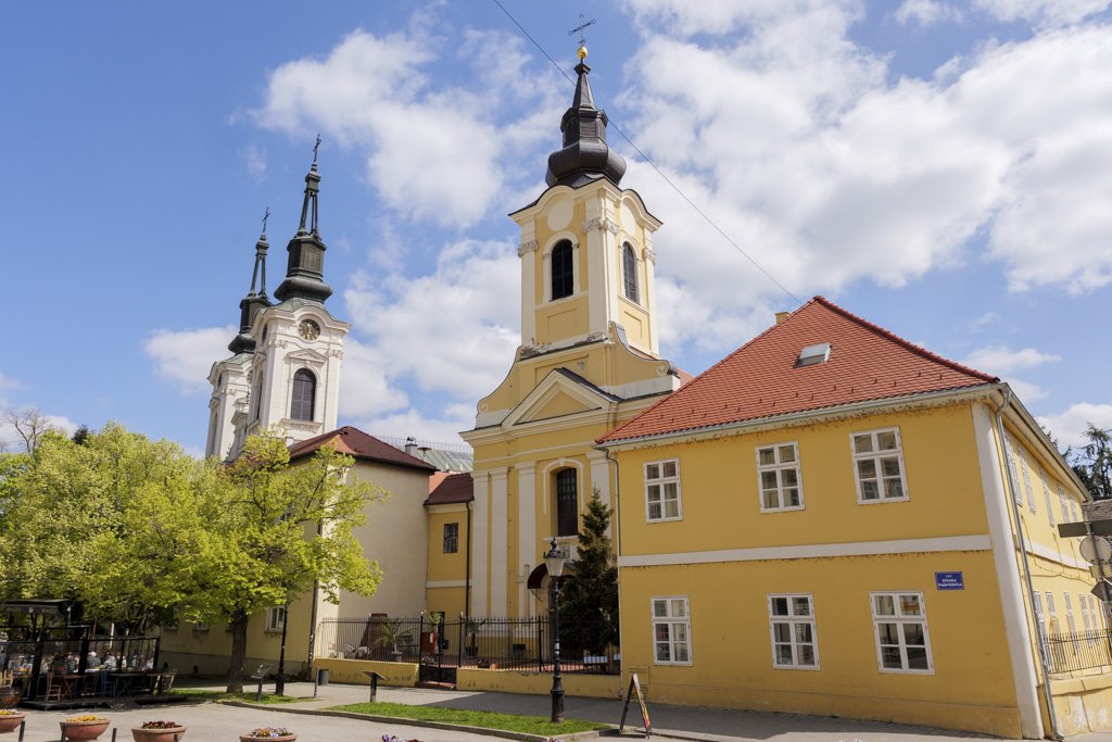 Alla scoperta della Serbia a Belgrado e dintorni 35 La piazza princpale di Sremski Karlovci, con le 2 chiese.
Alla scoperta della Serbia.
