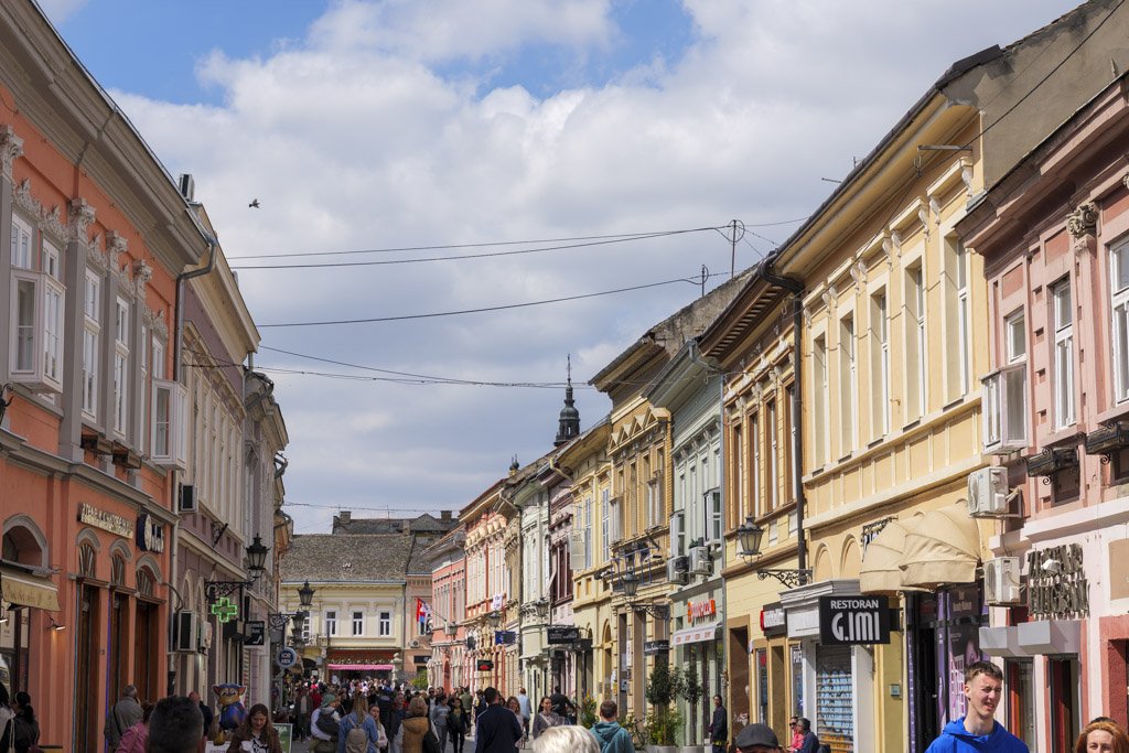 Alla scoperta della Serbia a Belgrado e dintorni 29 Case colori pastello fiancheggiano le vie del centro storico di Novi Sad.
Alla scoperta della Serbia.