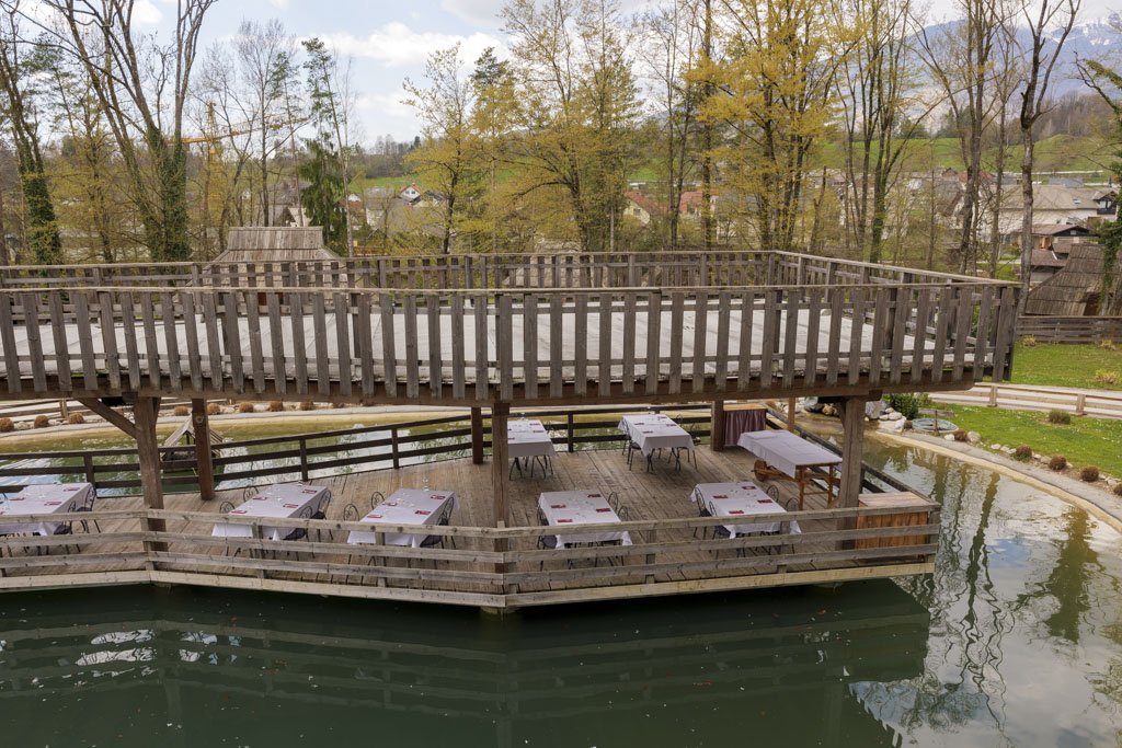 Il molo sul laghetto dello Slovenia Eco Resort.