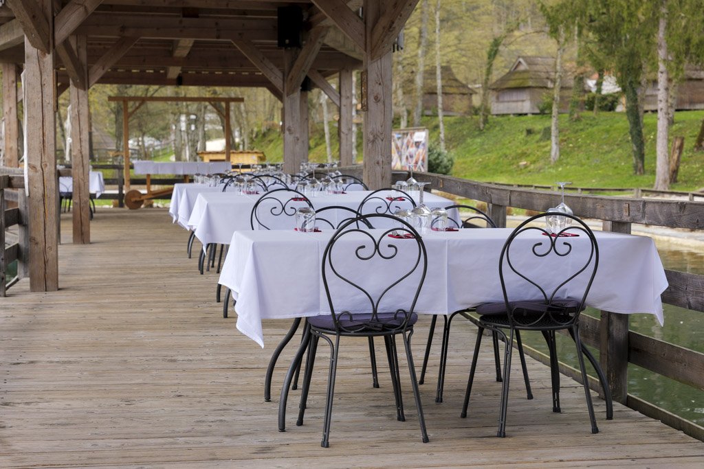 Pronti per una cena romantica sul molo dello Slovenia Eco Resort.