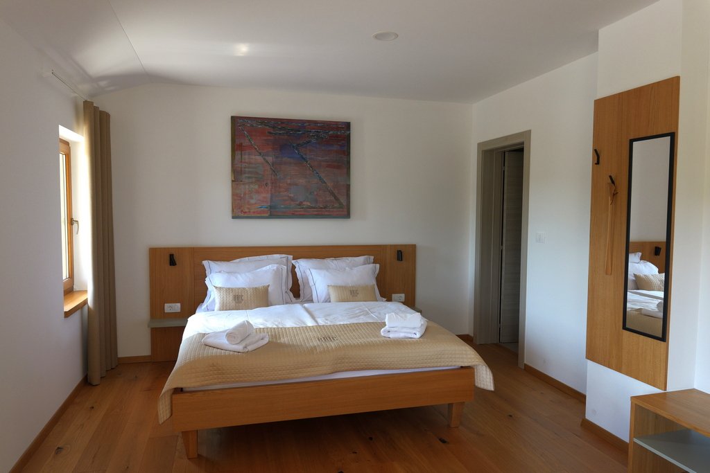 Le eleganti camere dell'agriturimo Bric a Vogrsko. Itinerari a cavallo nel goriziano.