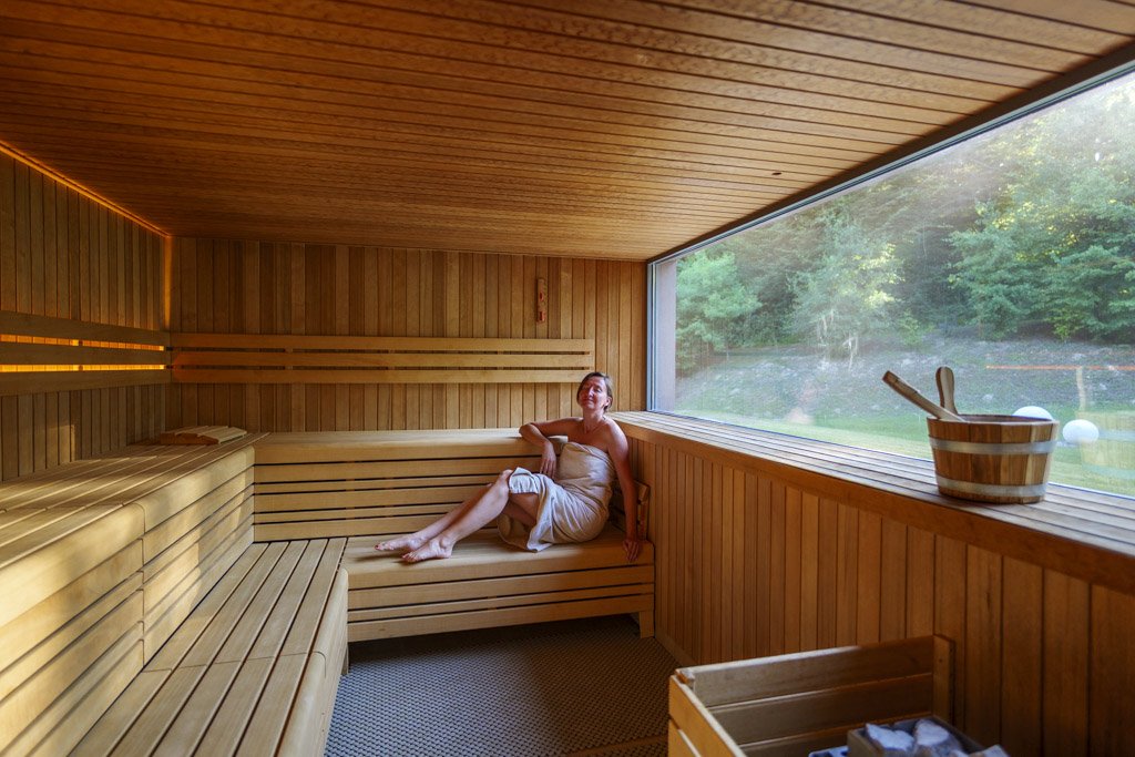 Una rilassante sauna finlandese con vista sul verde.
