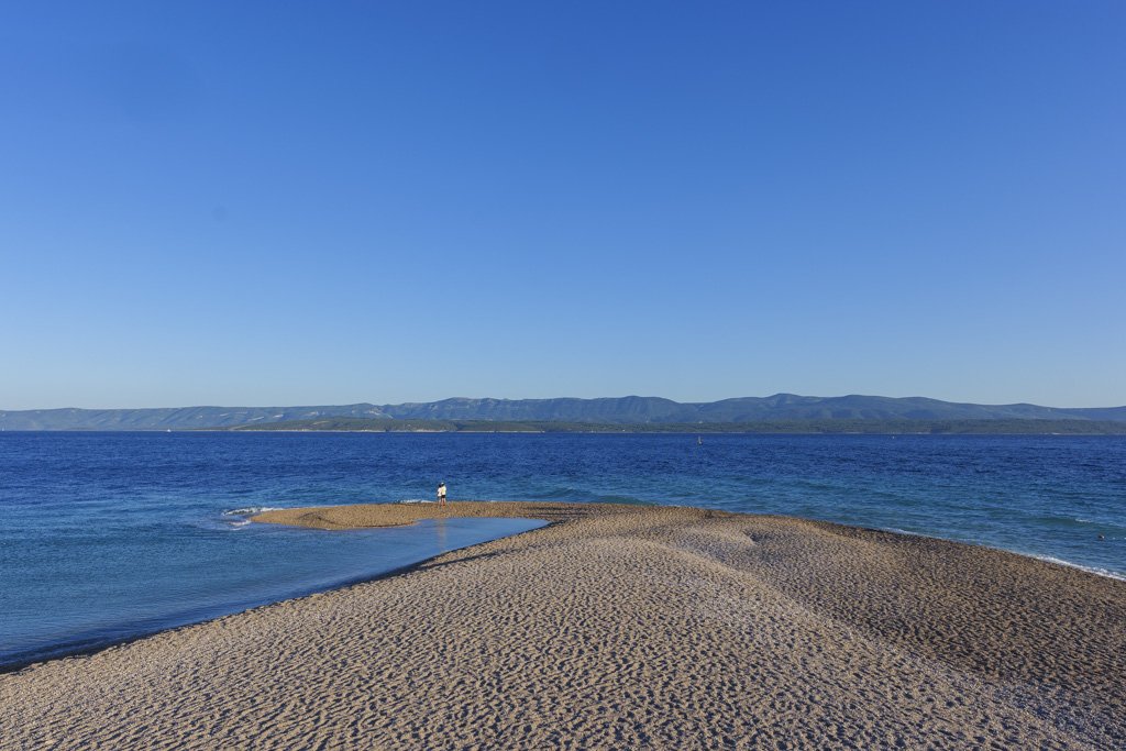 La punta della spiaggia di Zlatni rat alla sera.