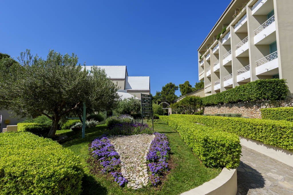 Il verde è curatissimo al Bretanide Resort a Brač.