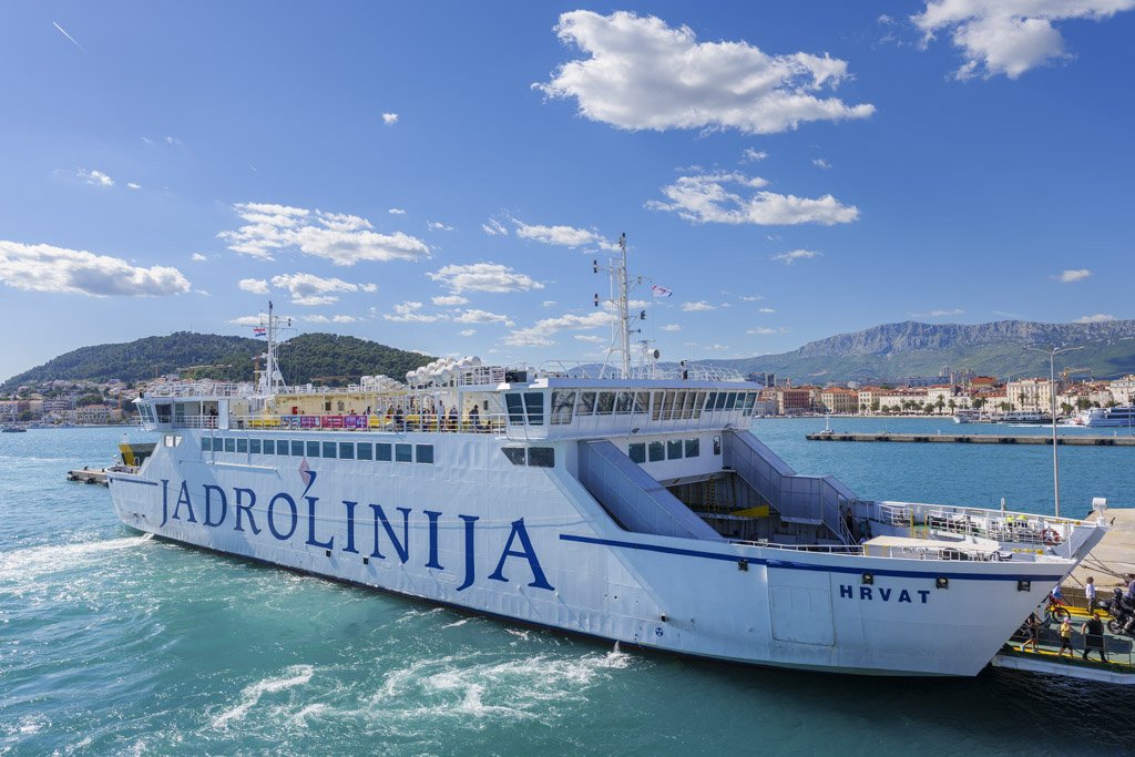 Il traghetto Jadrolinija da Spalato a Supetar.