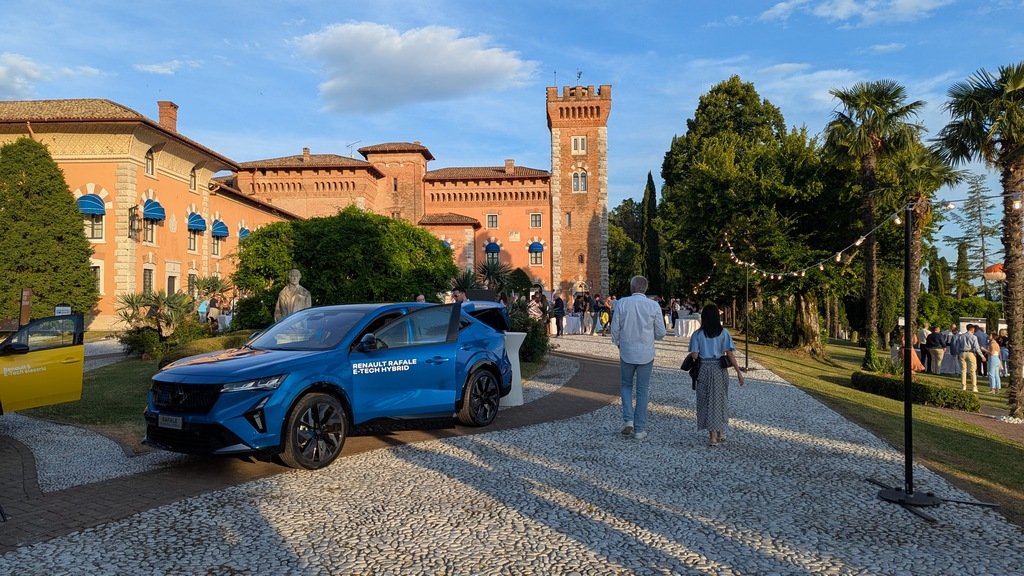 La serata comincia con le prime luci della sera al Castello di Spessa.