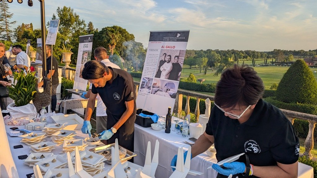 Chef all'opera al Dinner Show al Castello di Spessa.