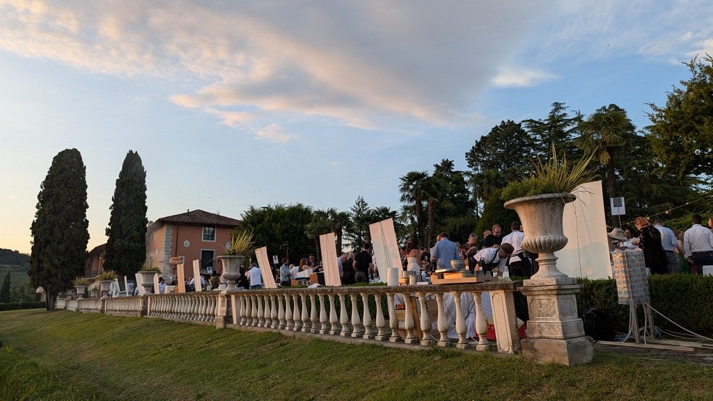 La balconata affacciata sulle colline del Castello di Spessa.