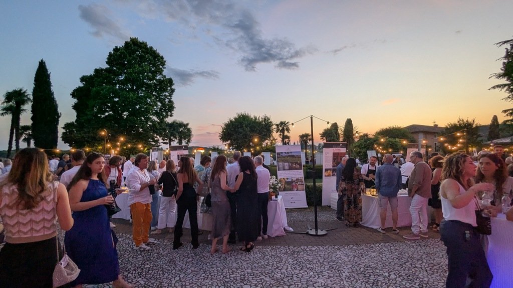 Il sole tramonta e si accendono le prime luci al dinner show al Castello di Spessa.