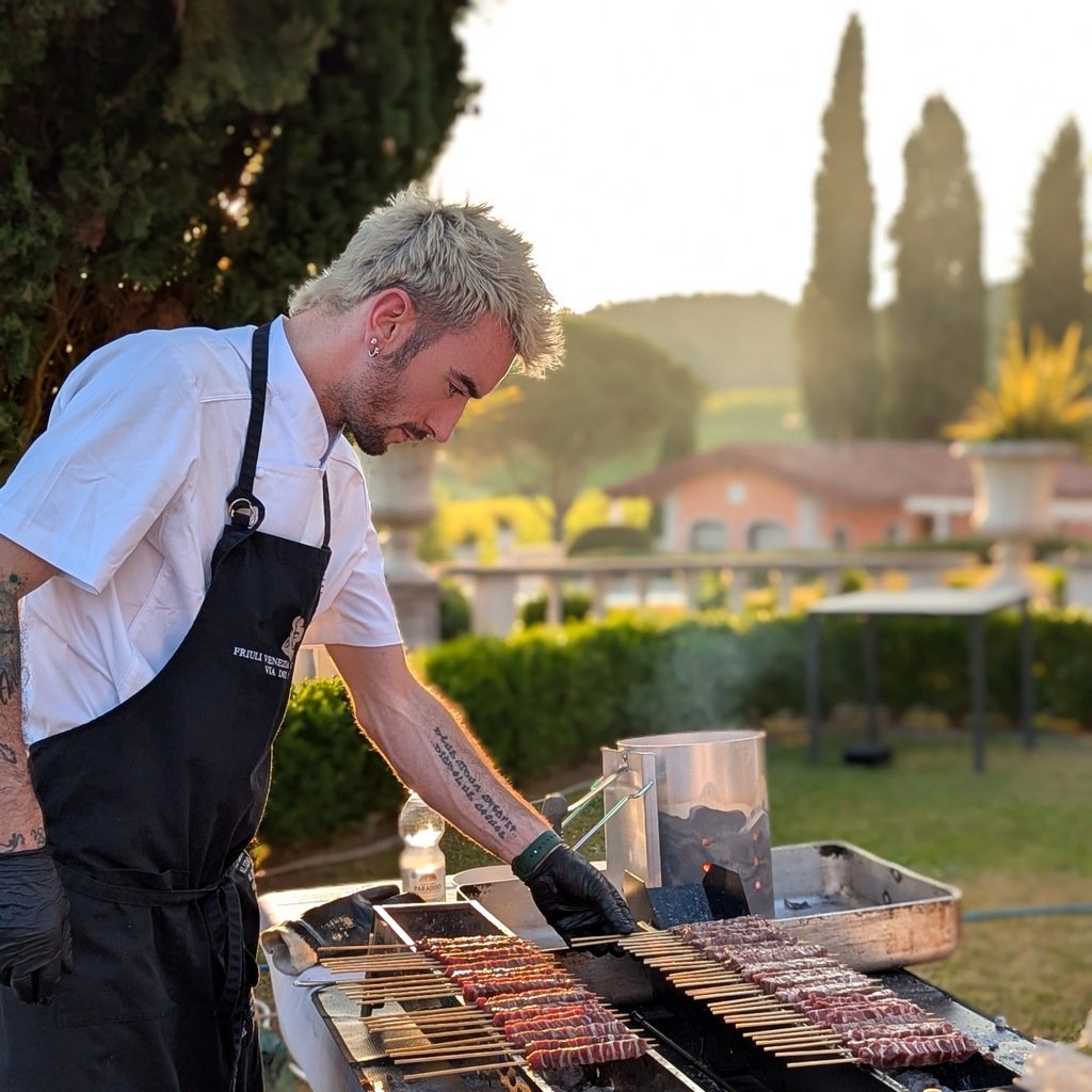 Chef all'opera con la griglia.