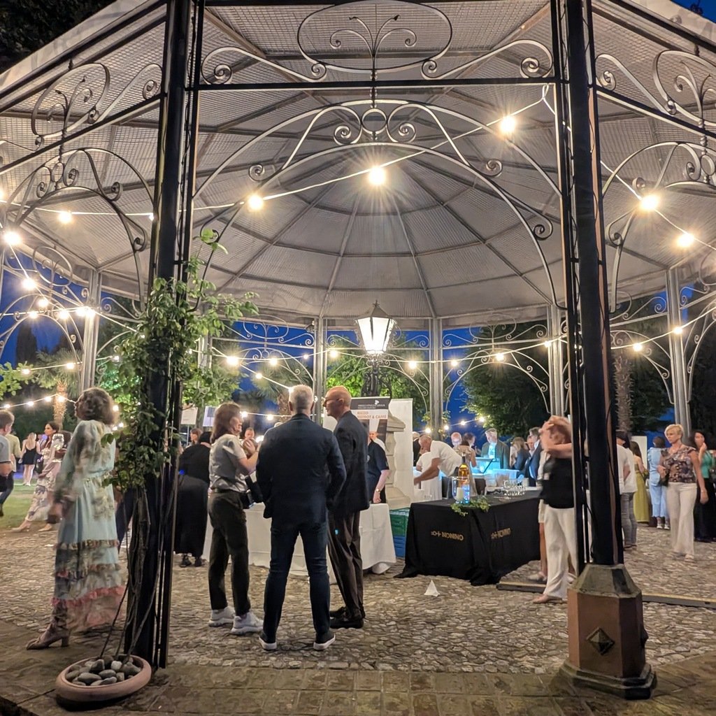 Cala la sera ed è tempo di liquori sotto al gazebo illuminato.