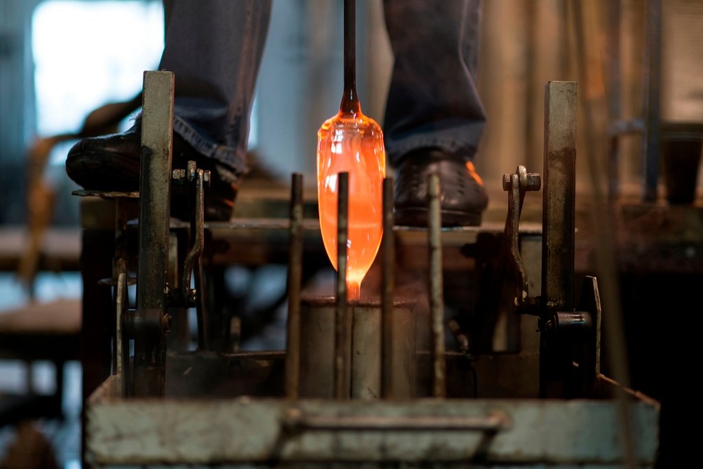 Il cristallo incandescente in lavorazione alla fabbrica Rogaška.