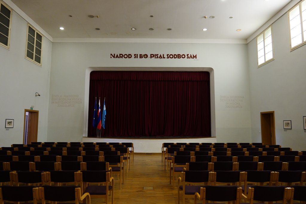 All'interno del museo di Kočevje, con la scritta crivellata dai nazisti.