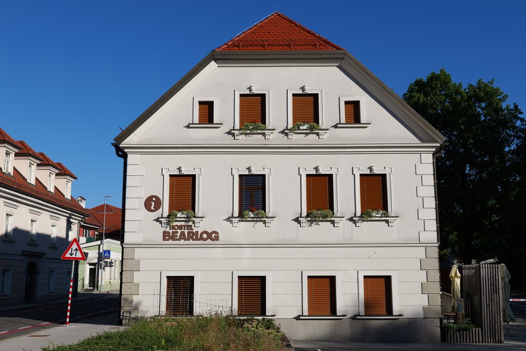 La bella casa che ospita l'ostello Bearlog a Kočevje.