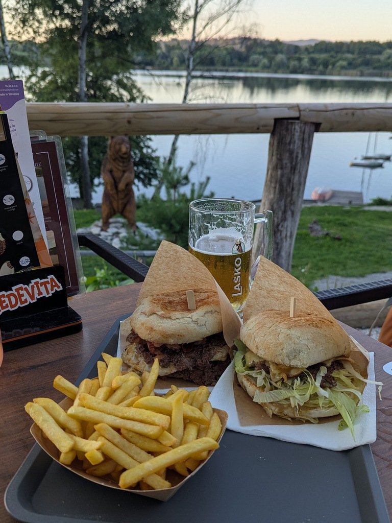 Panini con vista (e Laško) sul lago di Kočevje.