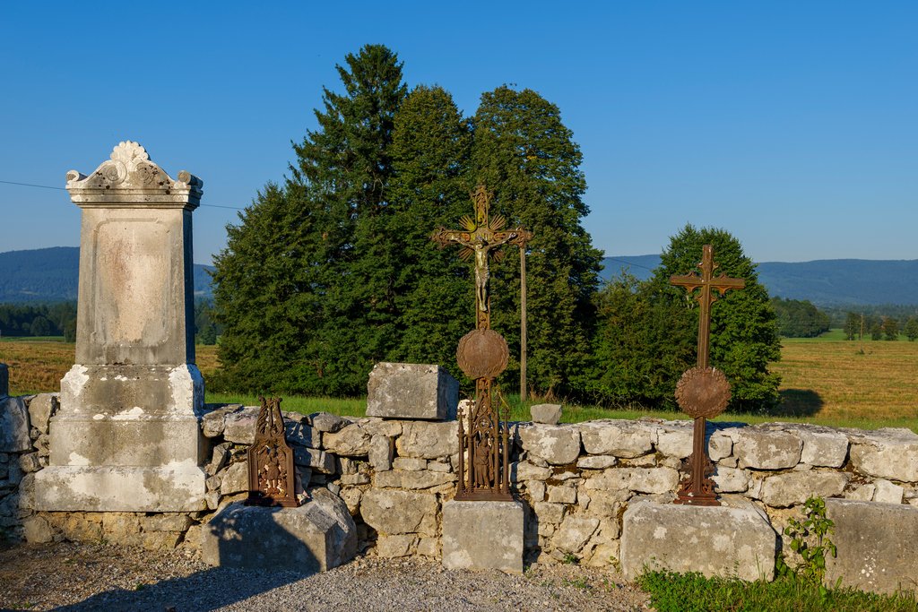 Antiche croci di ferro dei Kočevarji in un cimitero nel Kočevsko.