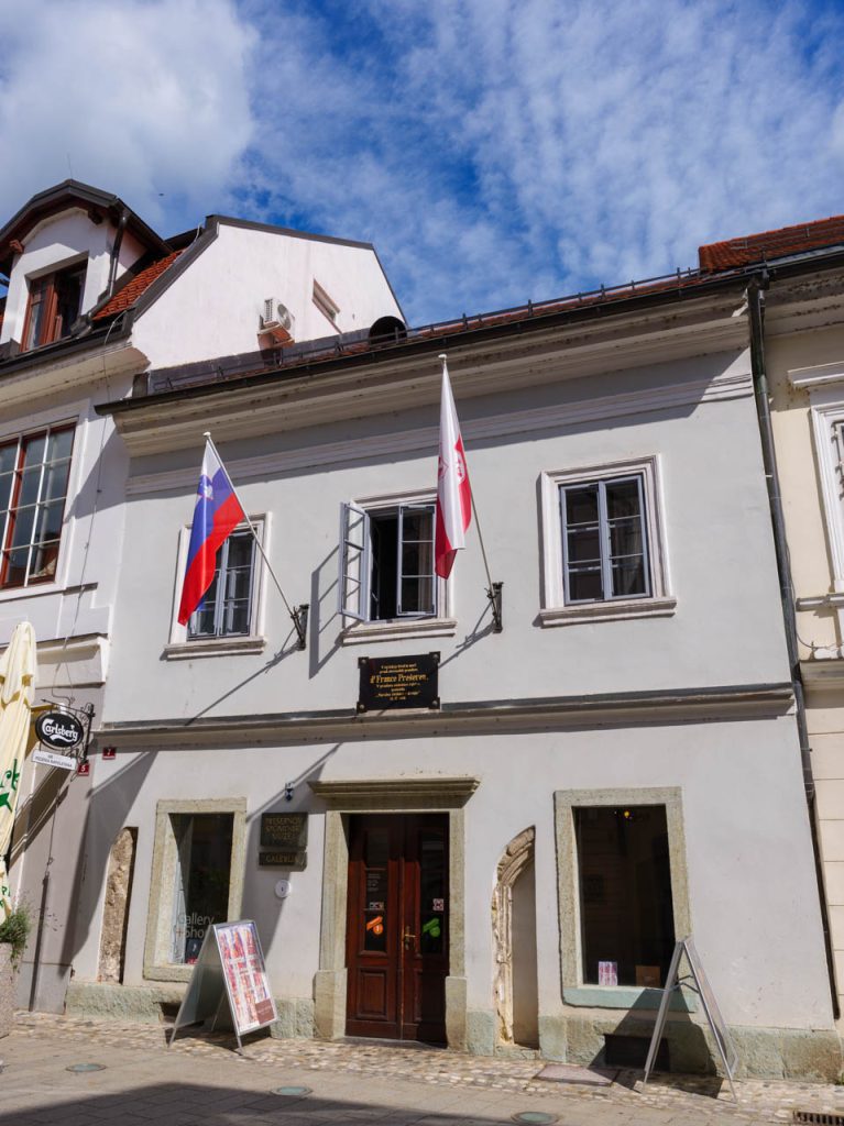 L'esterno della casa di Prešeren su Glavni trg.