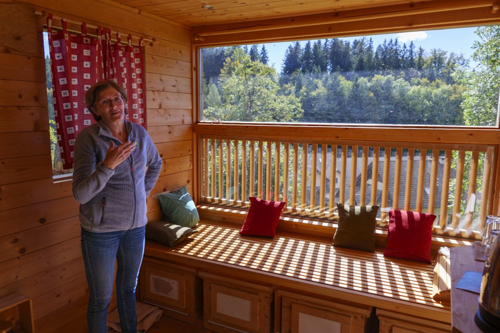 La signora Polona ci mostra l'alveare dove si fa l'apiterapia.
Agriturismi in Slovenia