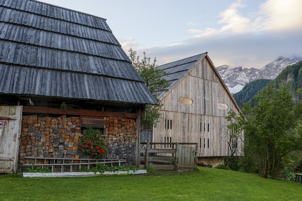 La Šenkova Domačija con le Alpi di Kamnik.
Agriturismi in Slovenia.