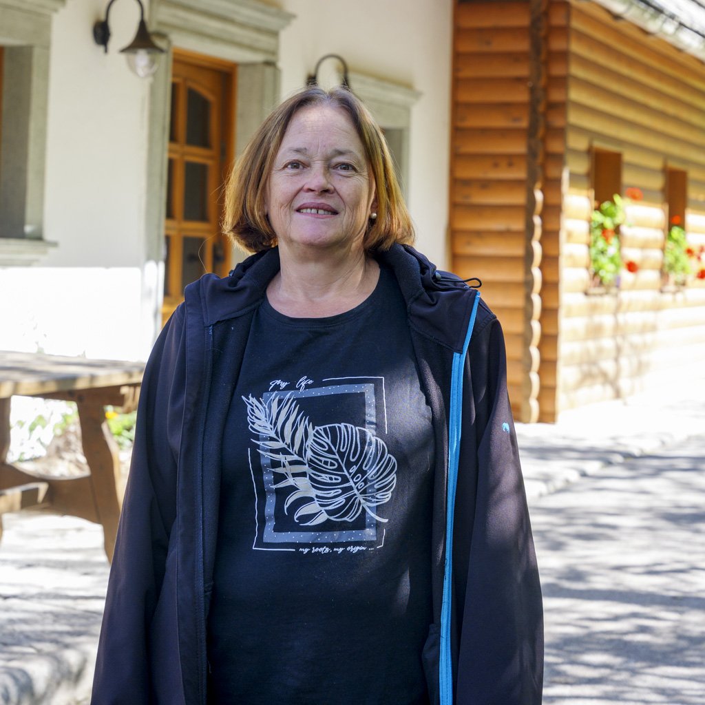 La signora Iza Dolinar-Krainer ci accoglie al suo agriturismo.
Agriturismi in Slovenia.