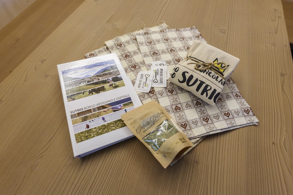 Il "kit di benvenuto" all'Albergo Diffuso di Sutrio.