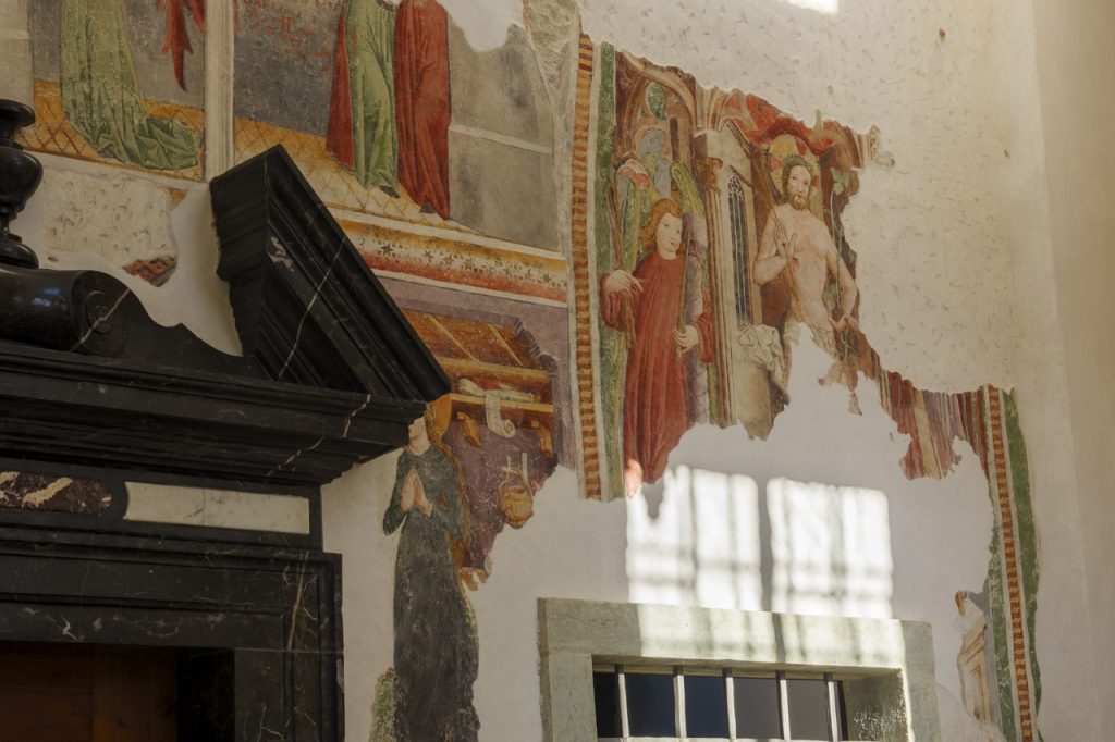 Alcuni degli affreschi all'interno della chiesa sull'isola di Bled.