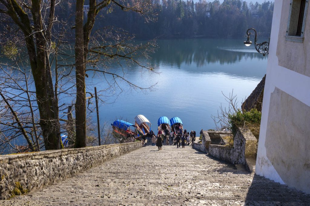 La monumentale scalinata dell'Isola di Bled.